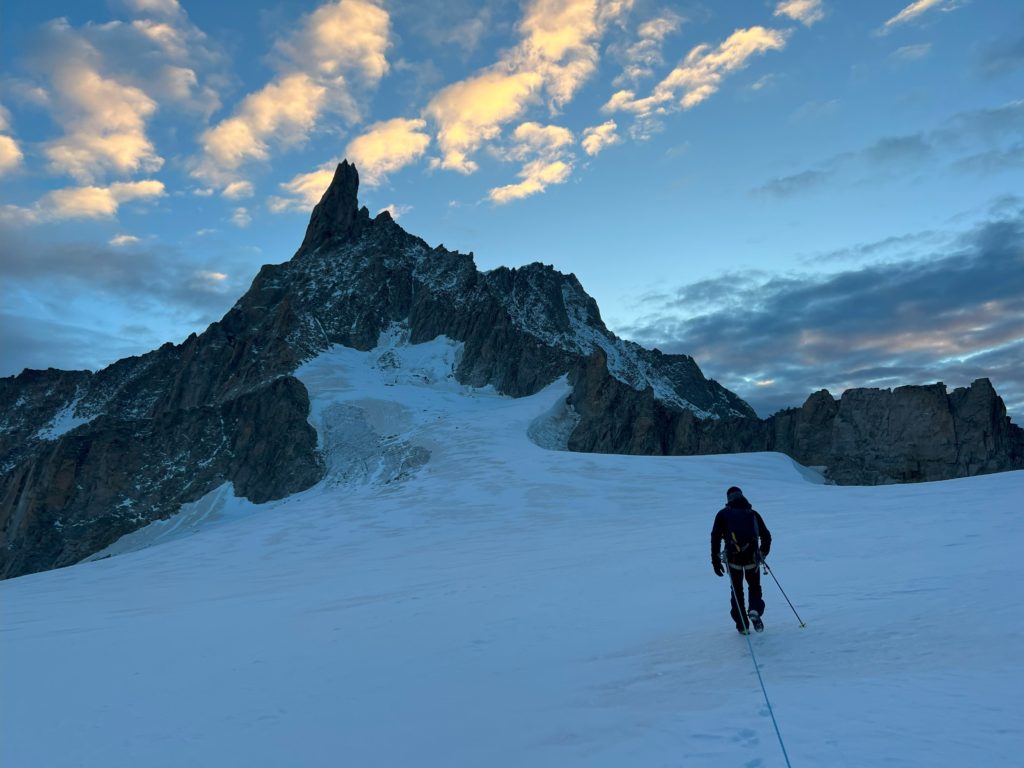 Alpiniste sur le glacier en direction de la Dent du Géant