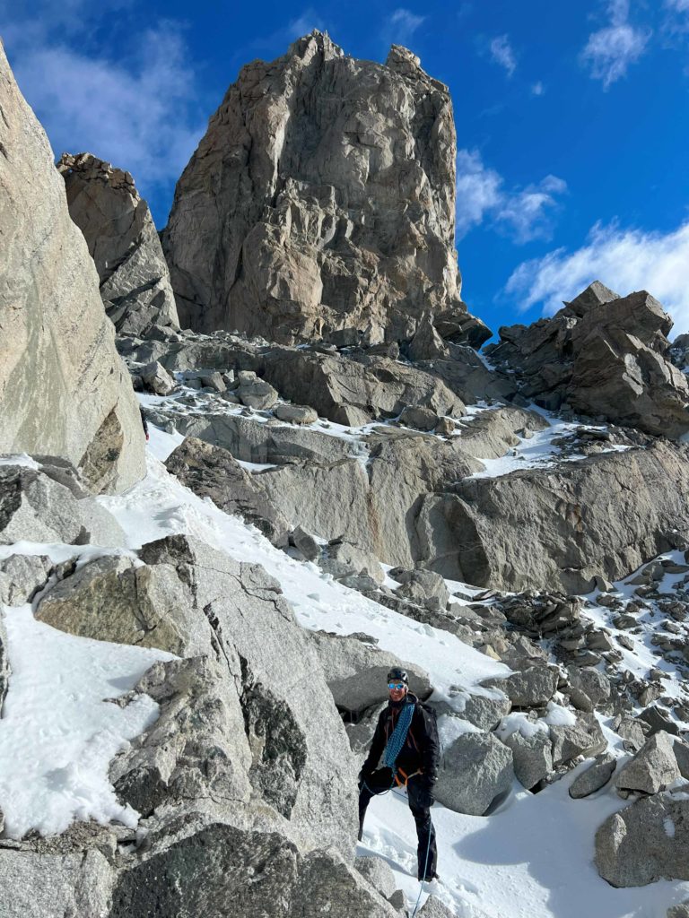 Alpiniste au pied de la Dent du Géant