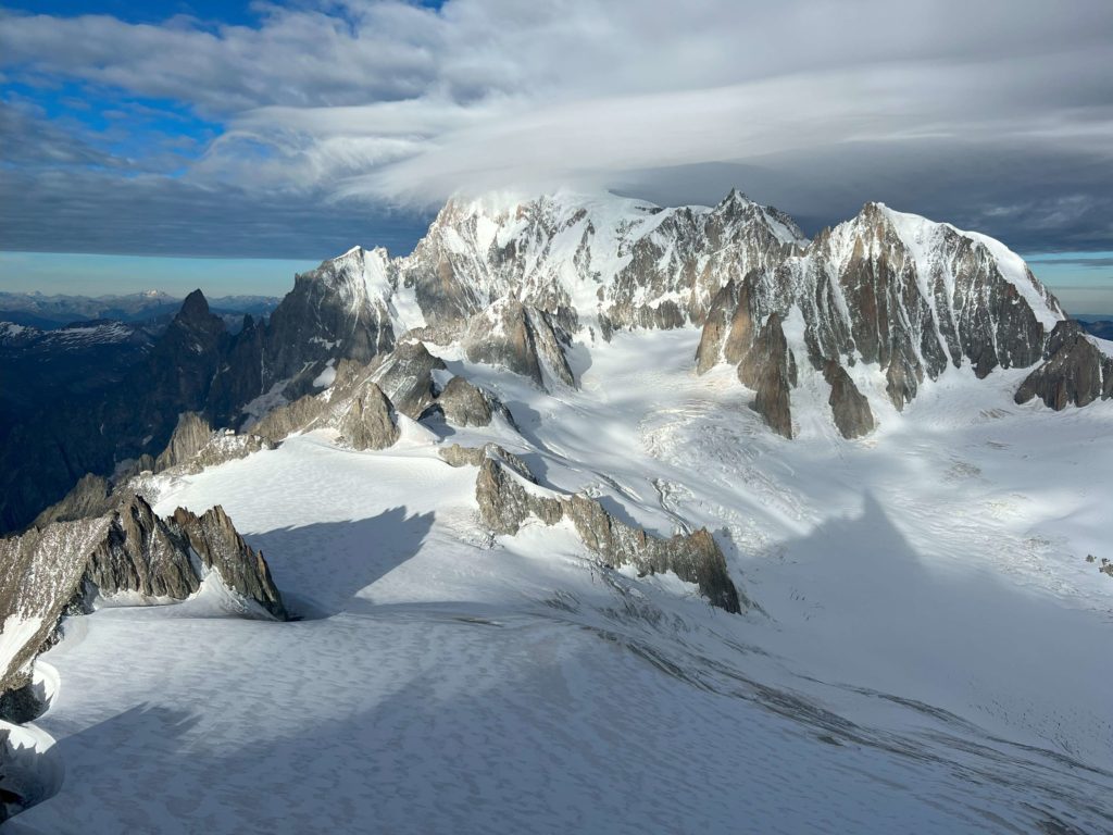Vue sur le massif du Mont-Blanc depuis la Dent du Géant