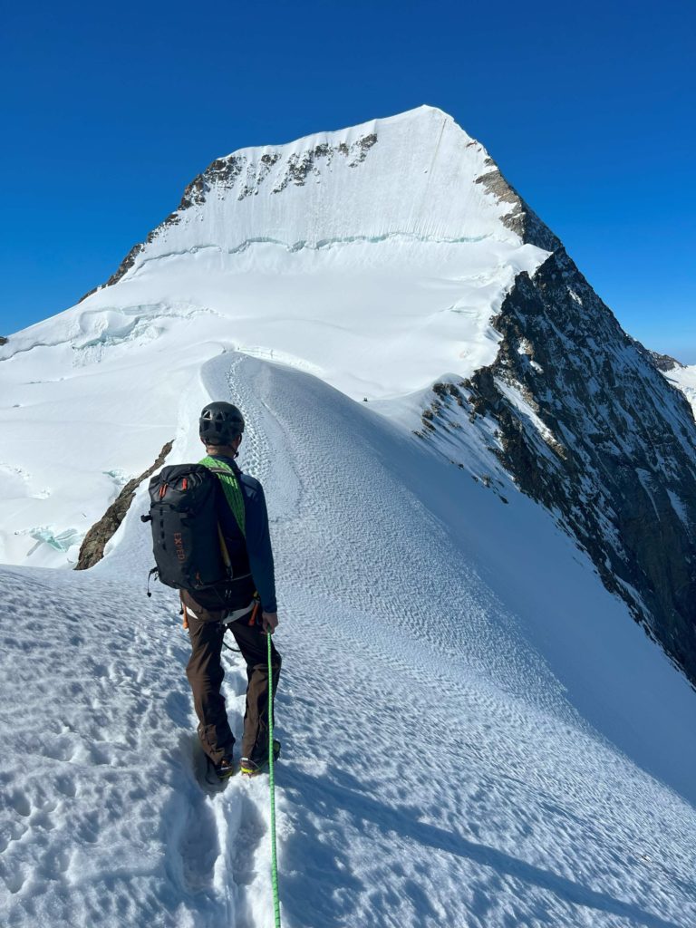 Alpiniste de dos regardant le col sud de l'Eiger