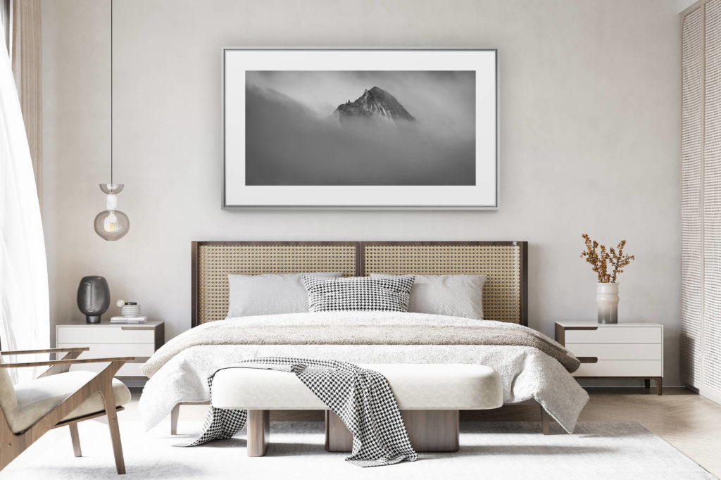 déco chambre chalet suisse rénové - photo panoramique montagne grand format - Val d hérens et dent d'Hérens - image de sommet de montagne noir et blanc dans les nuages