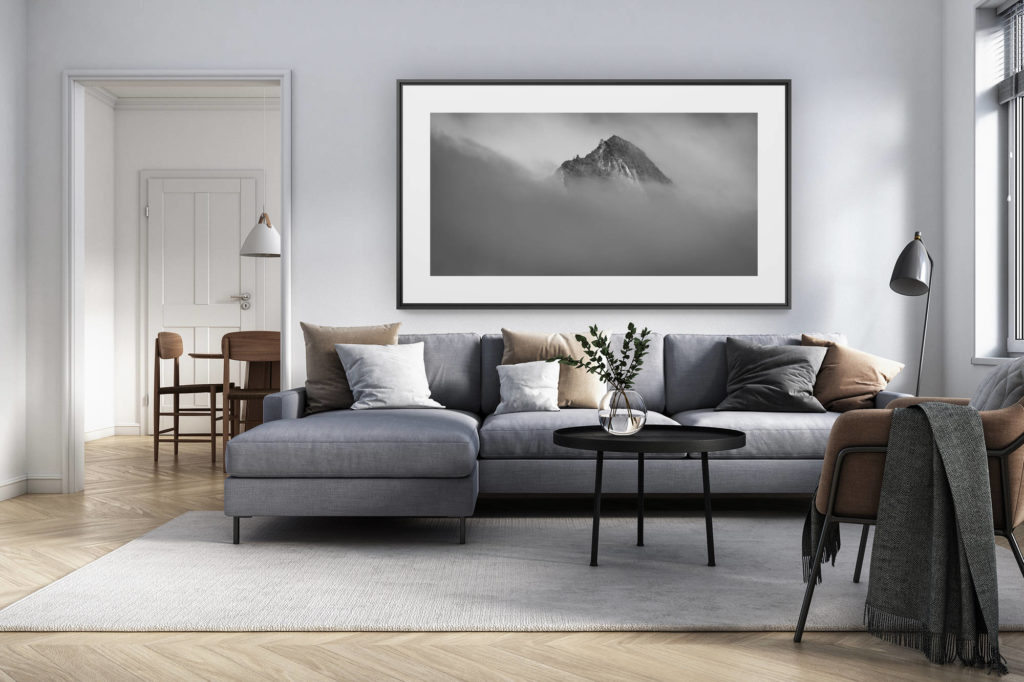 décoration intérieur salon rénové suisse - photo alpes panoramique grand format - Val d hérens et dent d'Hérens - image de sommet de montagne noir et blanc dans les nuages