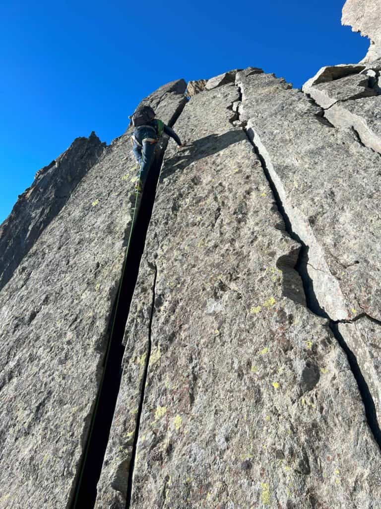 Grimpeur sur une fissure de l'arête nord du Weissmies