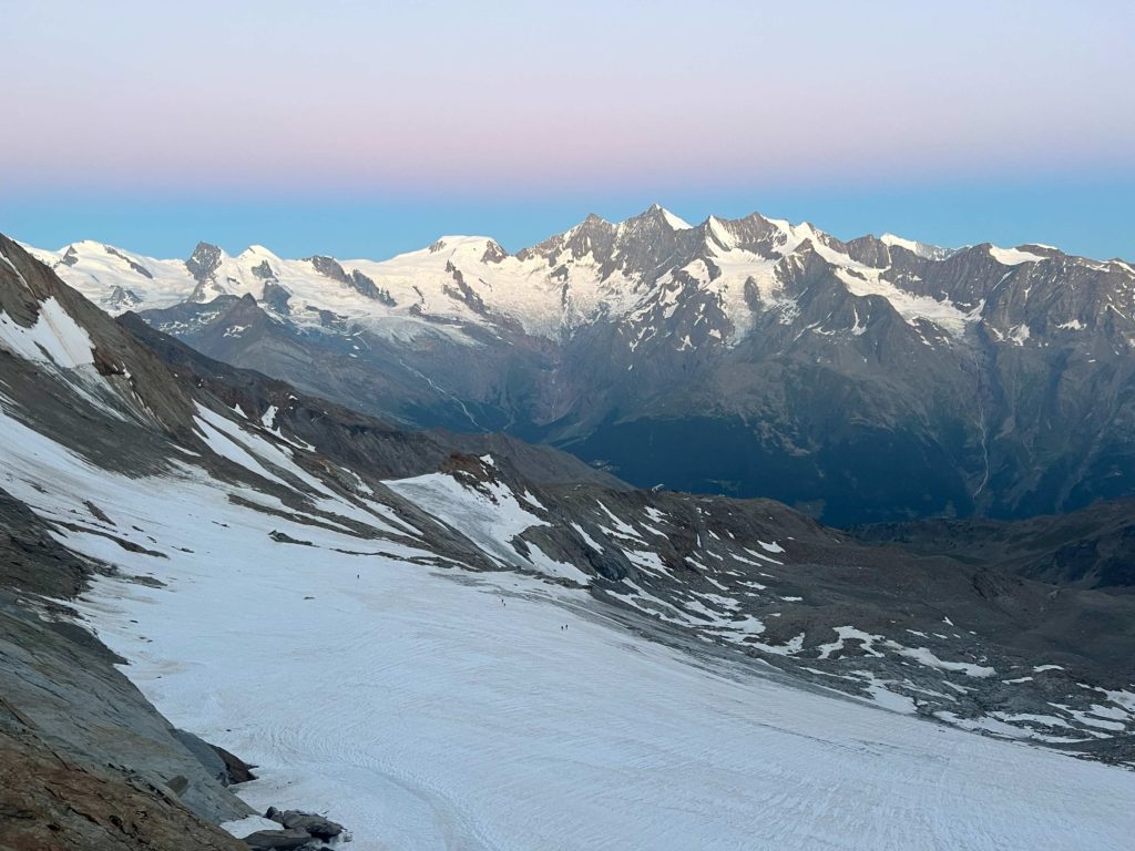 Les couleurs pastel du lever de soleil subliment le glacier du Hohlaubgletscher.