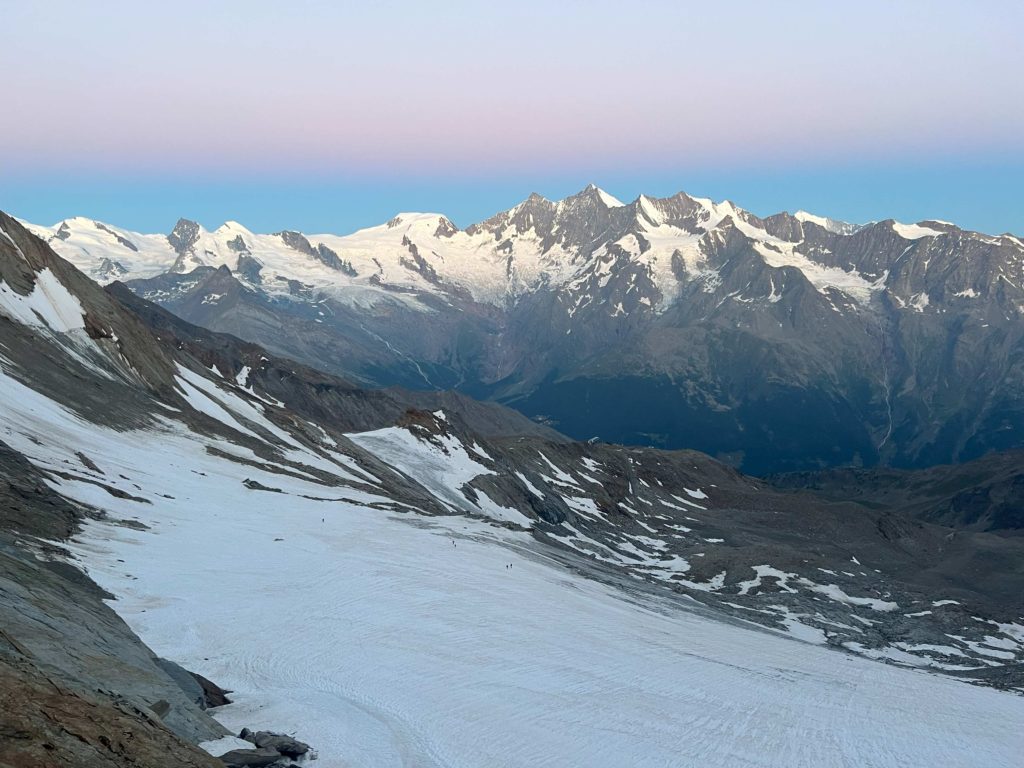 Die Pastellfarben des Sonnenaufgangs erhaben den Gletscher des Hohlaubgletschers.