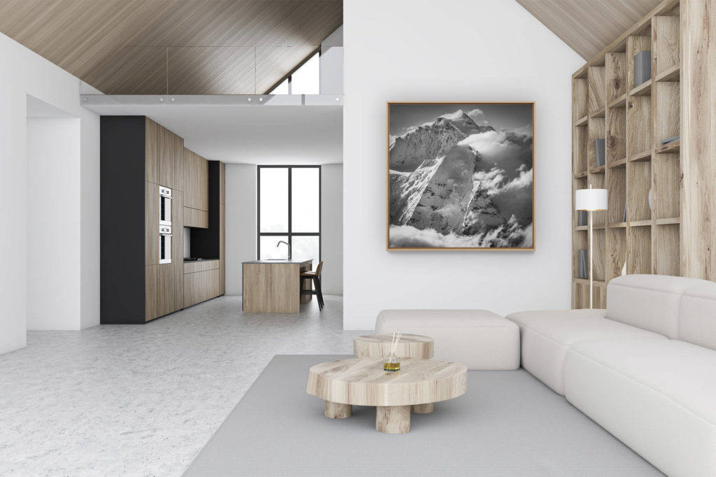 décoration murale chalet luxe rénové - photo montagne noir et blanc - Jungfrau Suisse - le sommet de la montagne des Alpes Bernoises dans une fumée de nuages sous les rayons de soleil