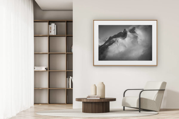 déco tendance salon moderne - photo montagne noir et blanc grand format - Jungfrau- sommet des alpes Bernoises et massif montagneux dans une mer de nuages en noir et blanc