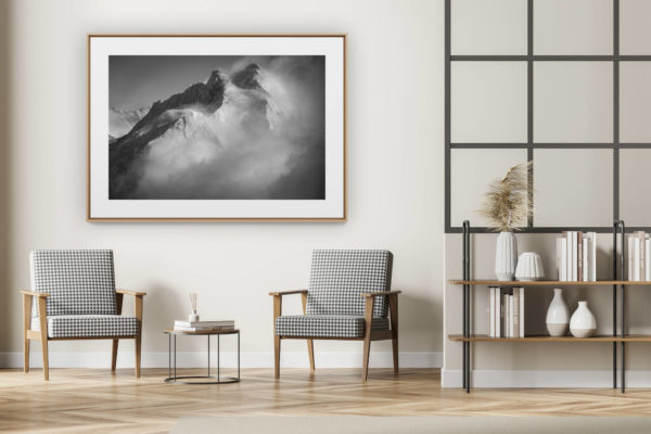décoration intérieur moderne avec photo de montagne noir et blanc grand format - Jungfrau- sommet des alpes Bernoises et massif montagneux dans une mer de nuages en noir et blanc