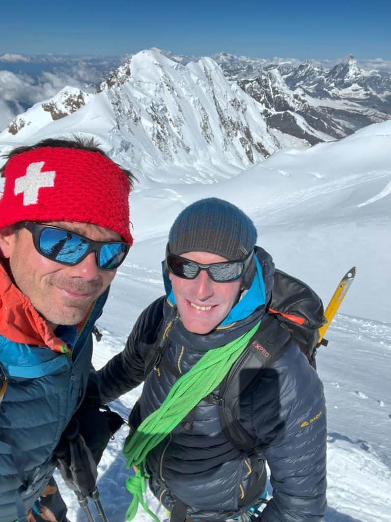 Deux alpinistes depuis le sommet de la Pointe Gnifetti avec le Lyskamm en arrière plan