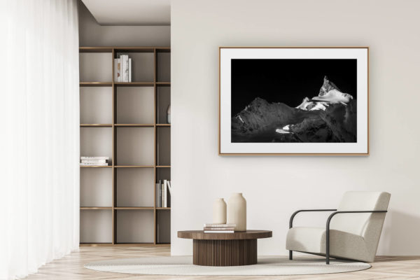 déco tendance salon moderne - photo montagne noir et blanc grand format - Lever de soleil en Montagne sur le Zinalrothorn - Plus belle montagnes des 4000 dans les Alpes Valaisannes - Crans Montana - Val d’Anniviers