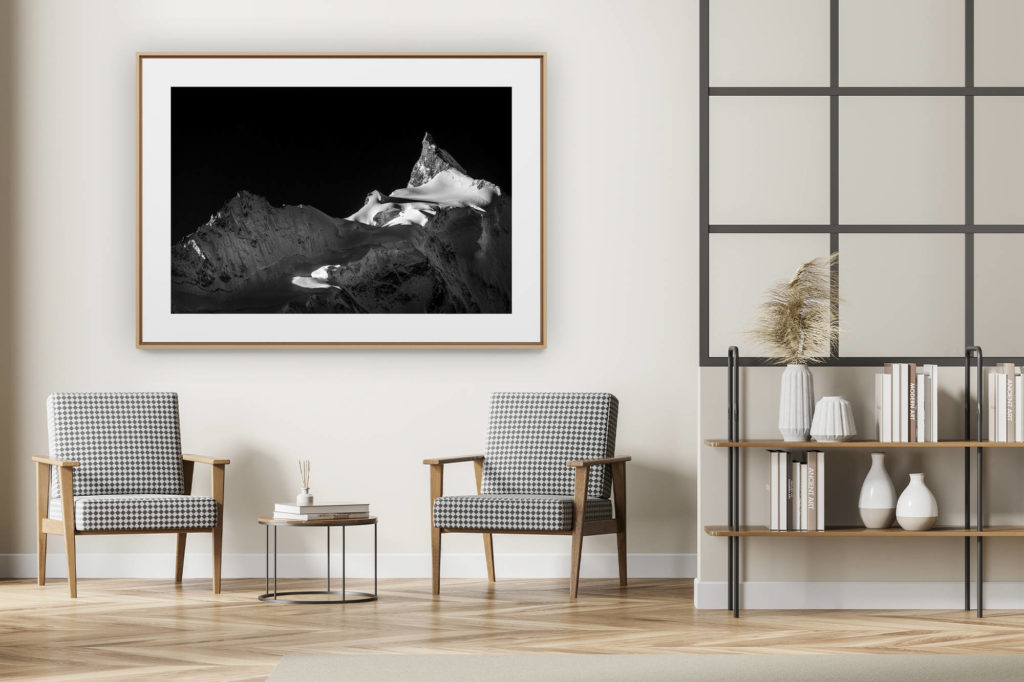 décoration intérieur moderne avec photo de montagne noir et blanc grand format - Lever de soleil en Montagne sur le Zinalrothorn - Plus belle montagnes des 4000 dans les Alpes Valaisannes - Crans Montana - Val d’Anniviers