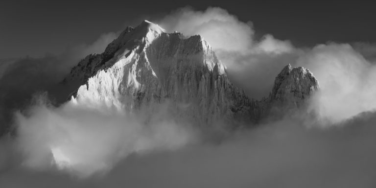 inspirierendes schwarz-weißes Bergfoto mit Schnee