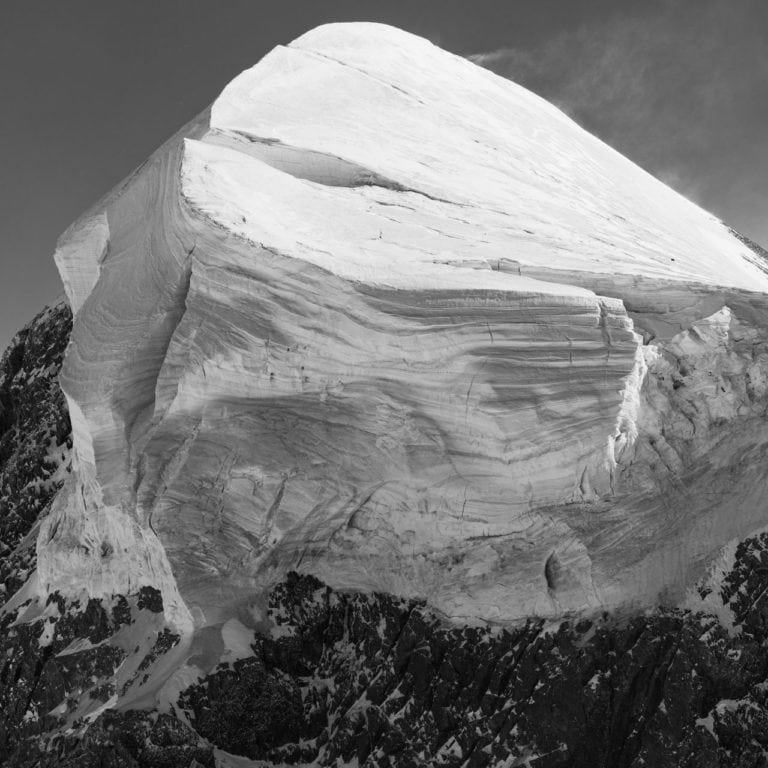 photo montagne noir et blanc - breithorn zermatt  - photo glacier suspendu