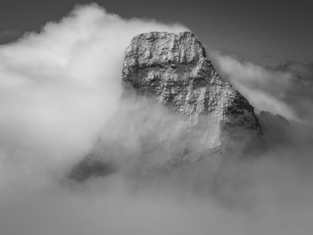 photo montagne noir et blanc - cervin sortant des nuages dans la tempête