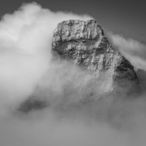photo montagne noir et blanc - cervin sortant des nuages dans la tempête