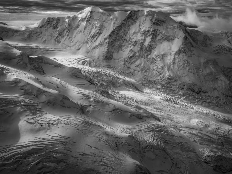 photo du Lyskamm en noir et blanc - montagne zermatt et ses glaciers