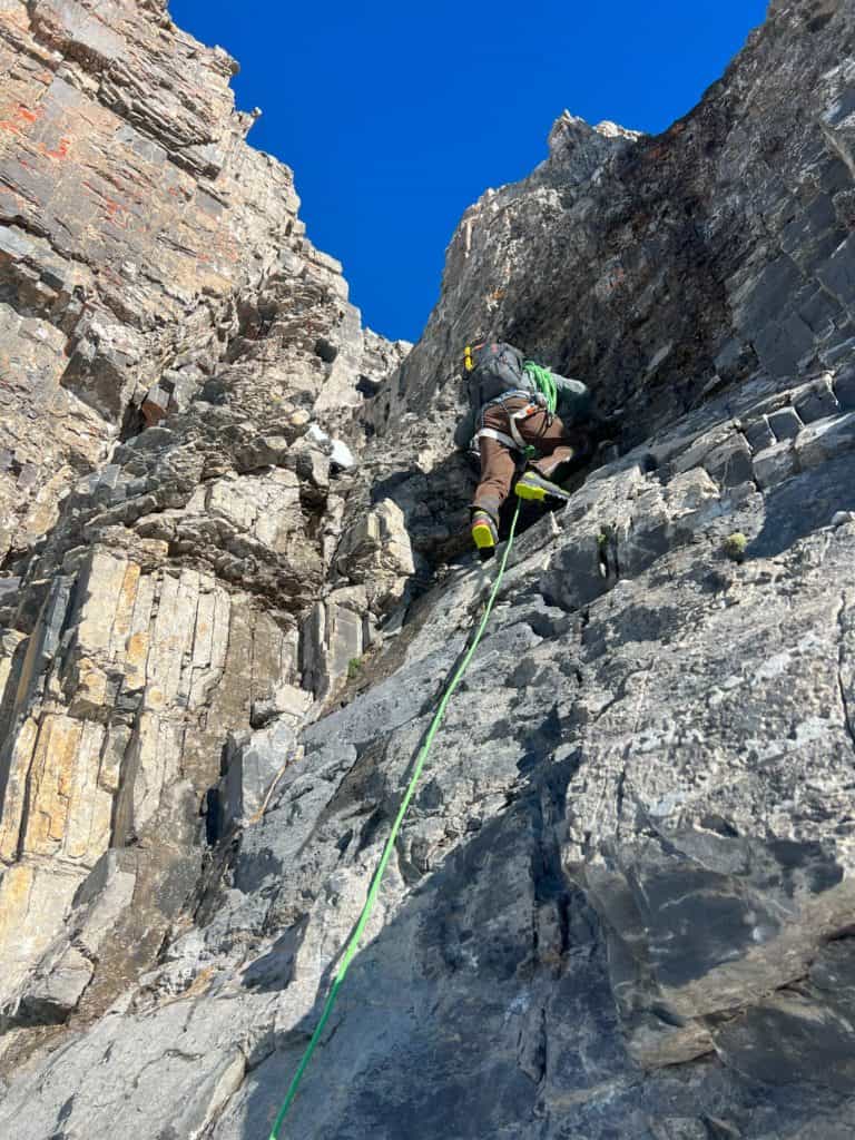 Alpiniste en train d'escalader la tour Sallière