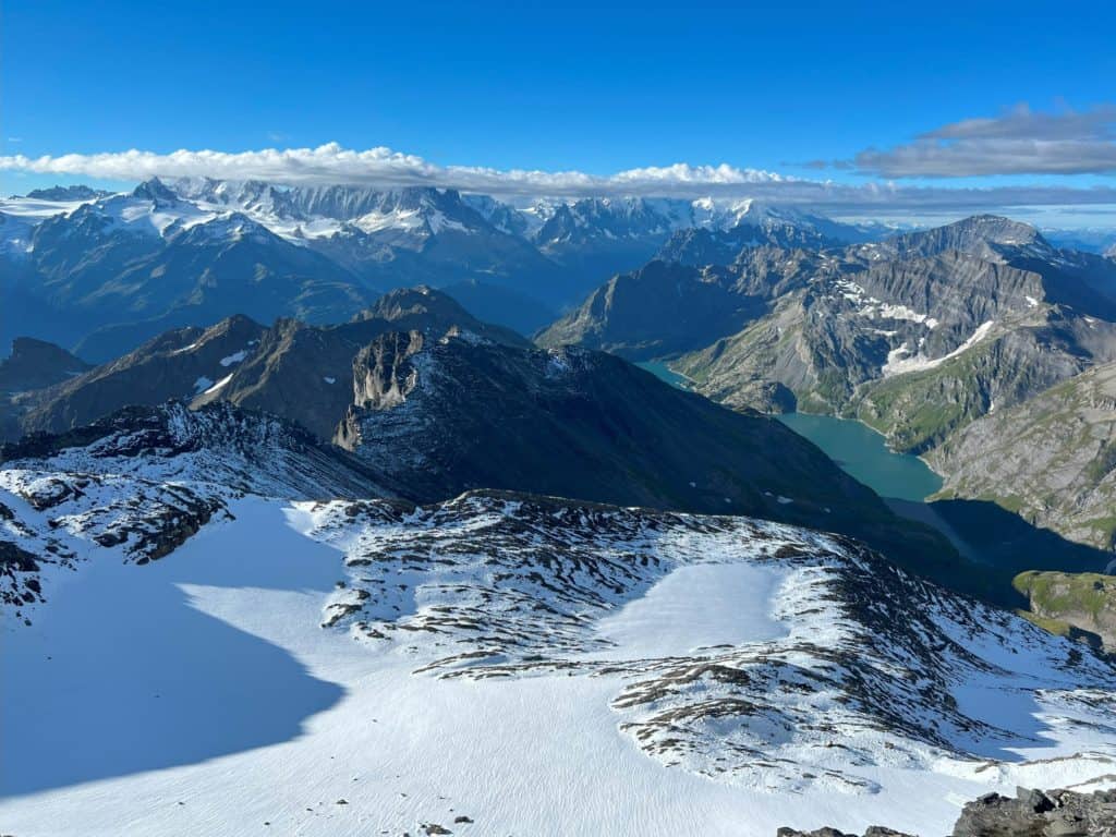 Panorama sur le glacier et le lac de Salanfe. Le massif du Mont Blanc apparaît en arrière plan.
