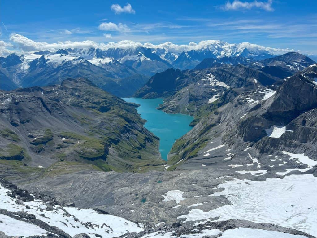 Vue sur le lac et sur le massif du mont Blanc depuis le sommet du mont Ruan