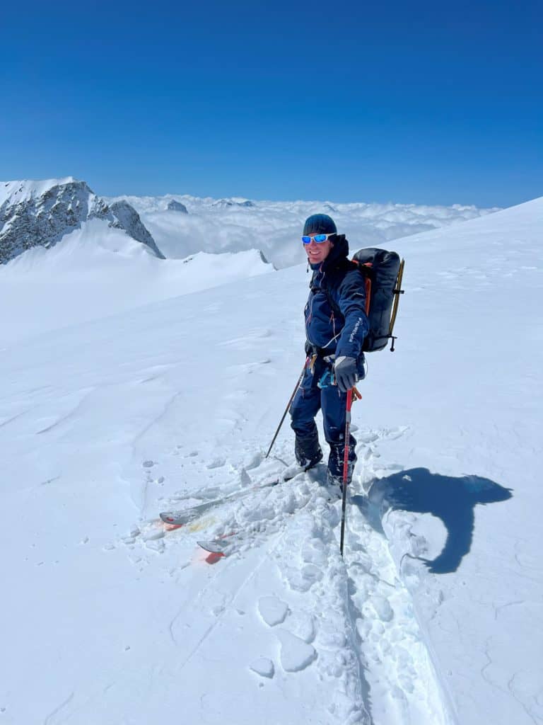 Guide de haute montagne au sommet du Äbeni Flue avec la mer de nuages en arrière plan