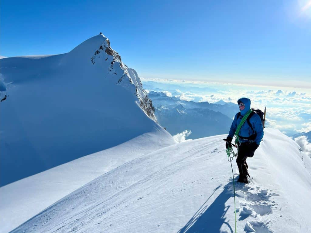 Guide de haute montagne à la Parrotspitze avec vue sur l'horizon et le sommet