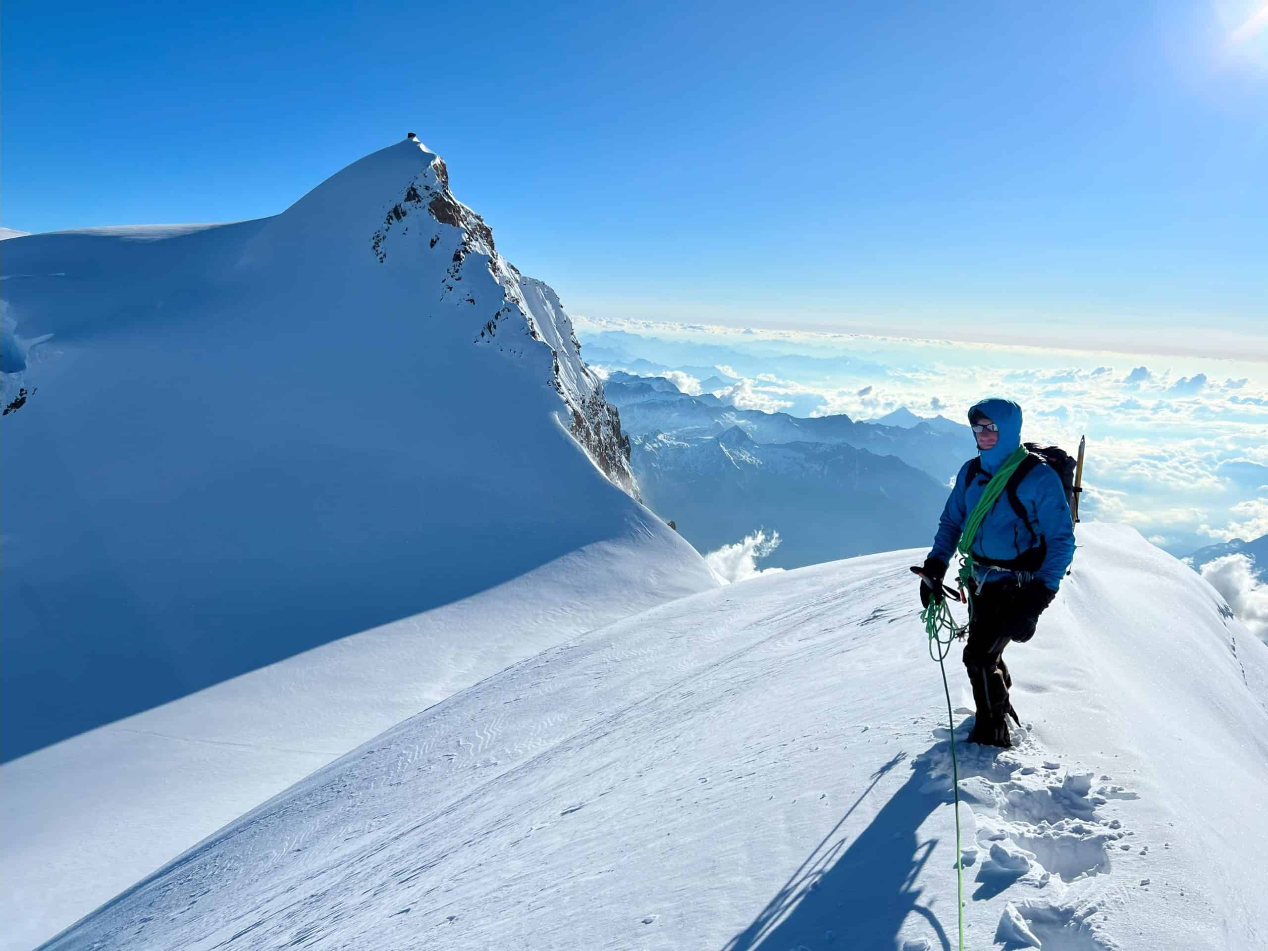 Bergführer auf der Parrotspitze mit Blick auf den Horizont und den Gipfel