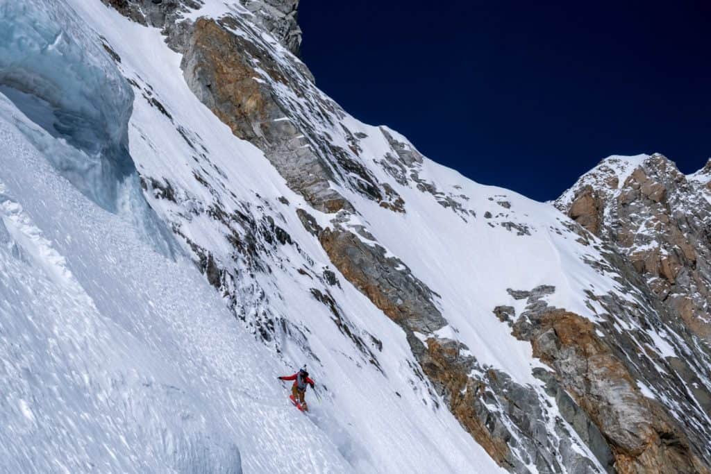 Vivian Bruchez, skieur de pente raide, en train de descendre à ski