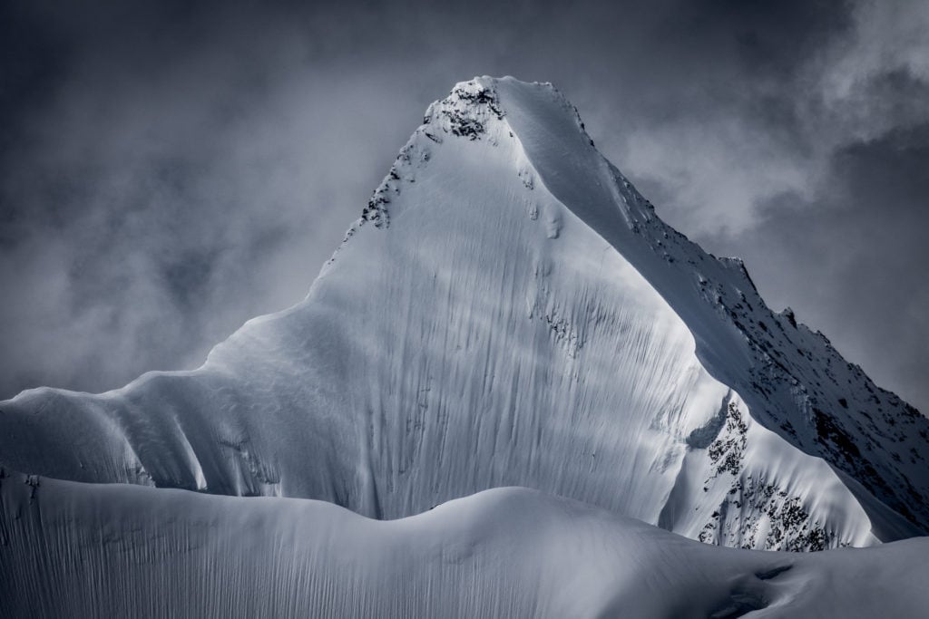 Photographie de la face Nord de l'Obergabelhorn. Une des faces les plus mythiques des alpes et une des plus belle ! Fraichement enneigé et avec un jeu de lumière particulier, l'Obergabelhorn apparait dans sa forme la plus pure.