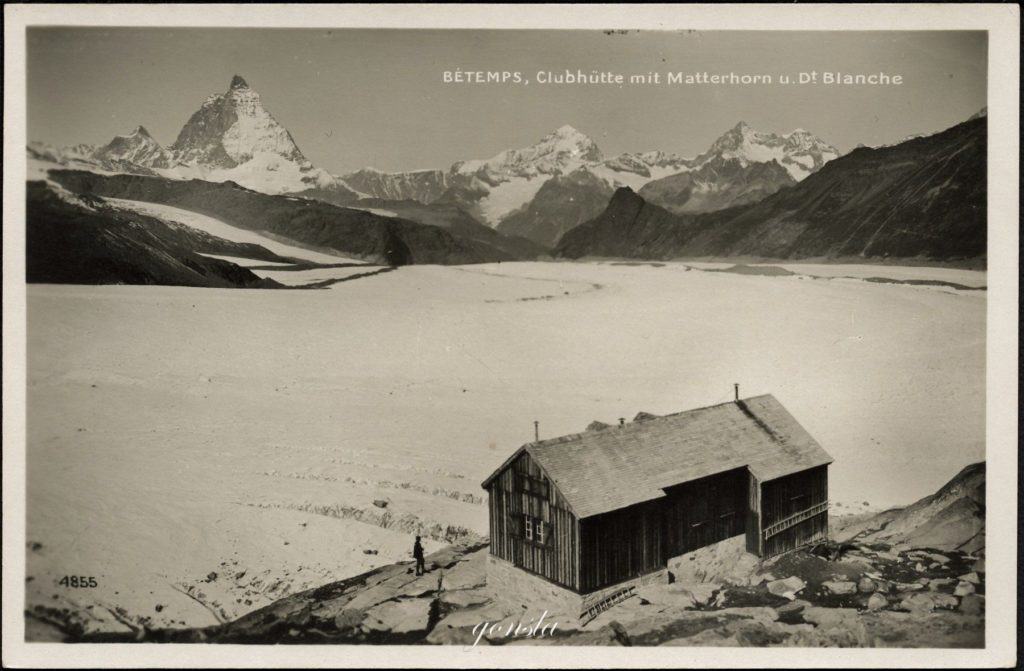 Photographie en sépia de la cabane bettemps. En second plan, le glacier. En arrière plan, le Cervin et la Dent blanche apparaissent.