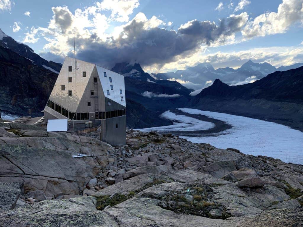 Fotografie der Monte-Rosa-Hütte mit Blick auf den Gletscher und die Berge im Hintergrund