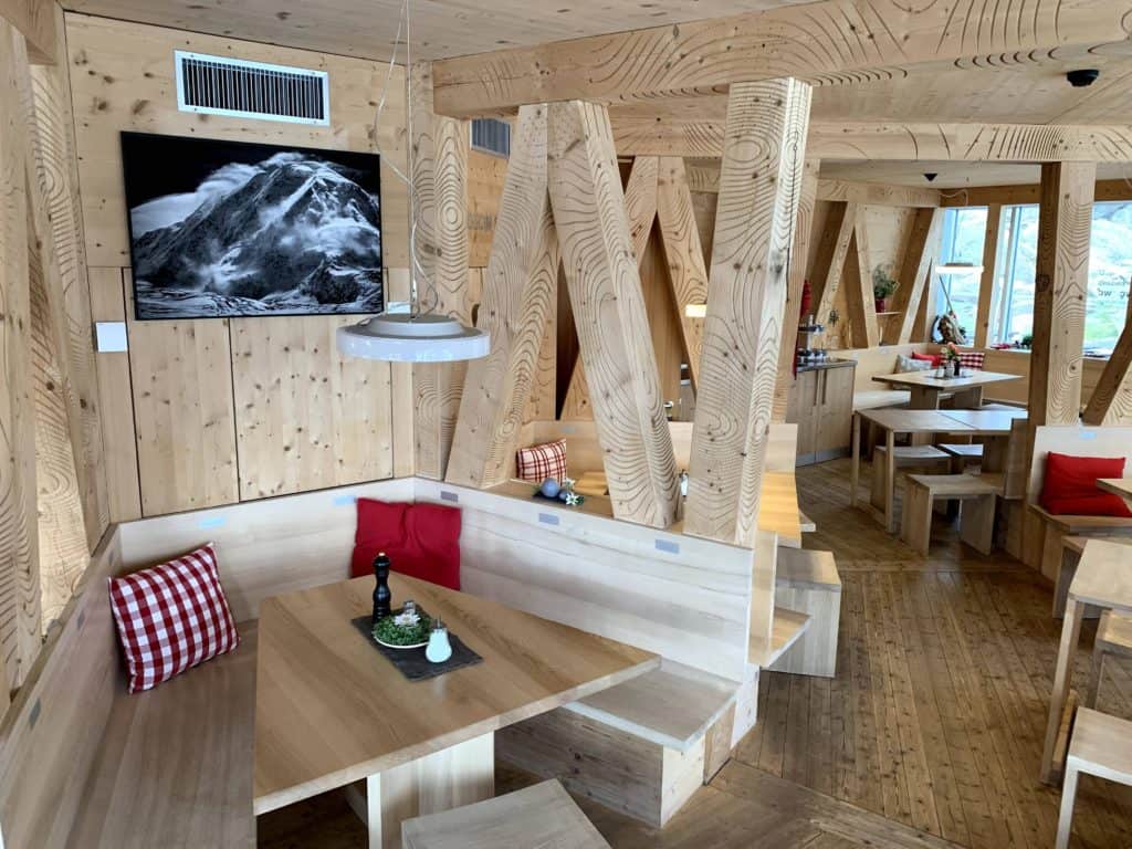 Intérieur en bois, très moderne et authentique, de la cabane du Mont-Rose. Sur le mur, un tableau du photographe Thomas Crauwels.