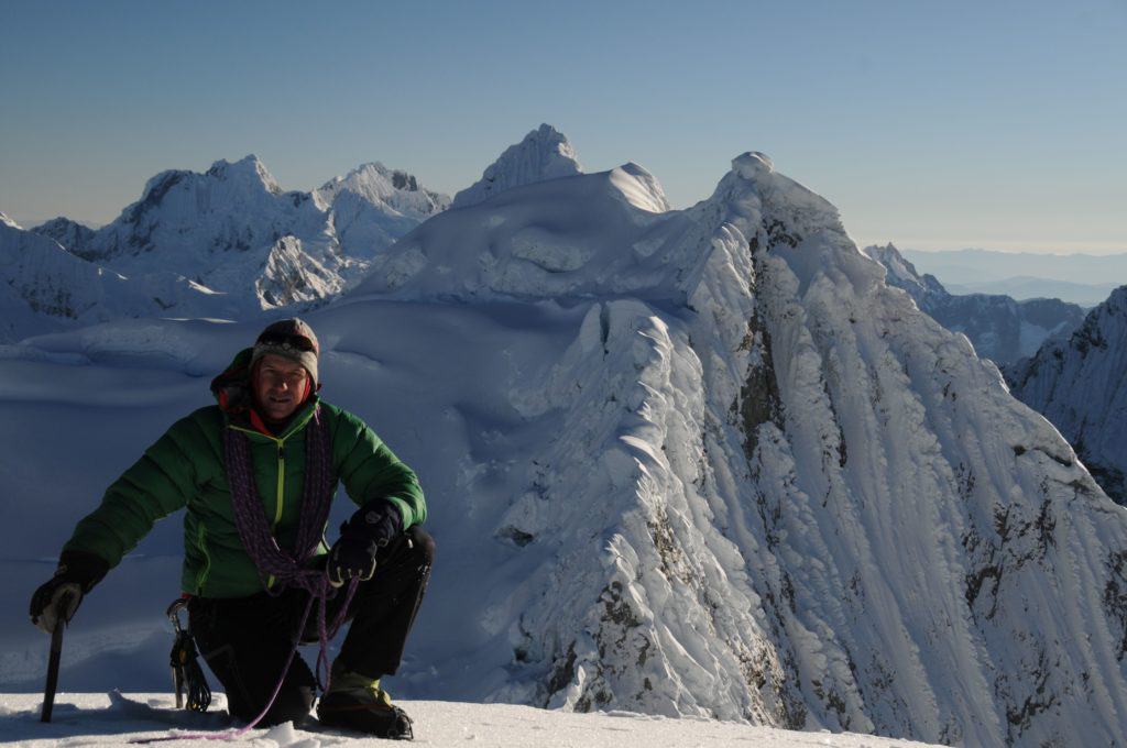 Alpiniste devant un sommet au Pérou