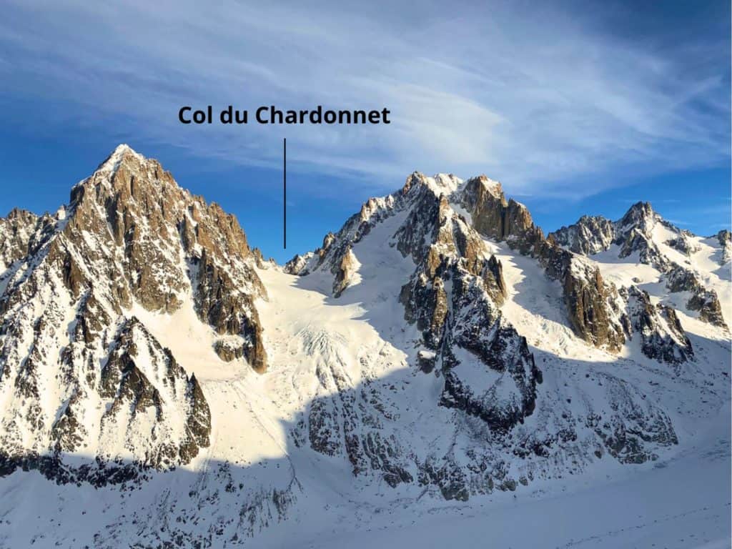 Photographie indiquant le cjemin à emprunter pour la première étape de la Haute Route Chamonix-Zermatt. On aperçoit le col du Chardonnet entre l'Aiguille du Chardonnet et l'Aiguille d'Argentière.