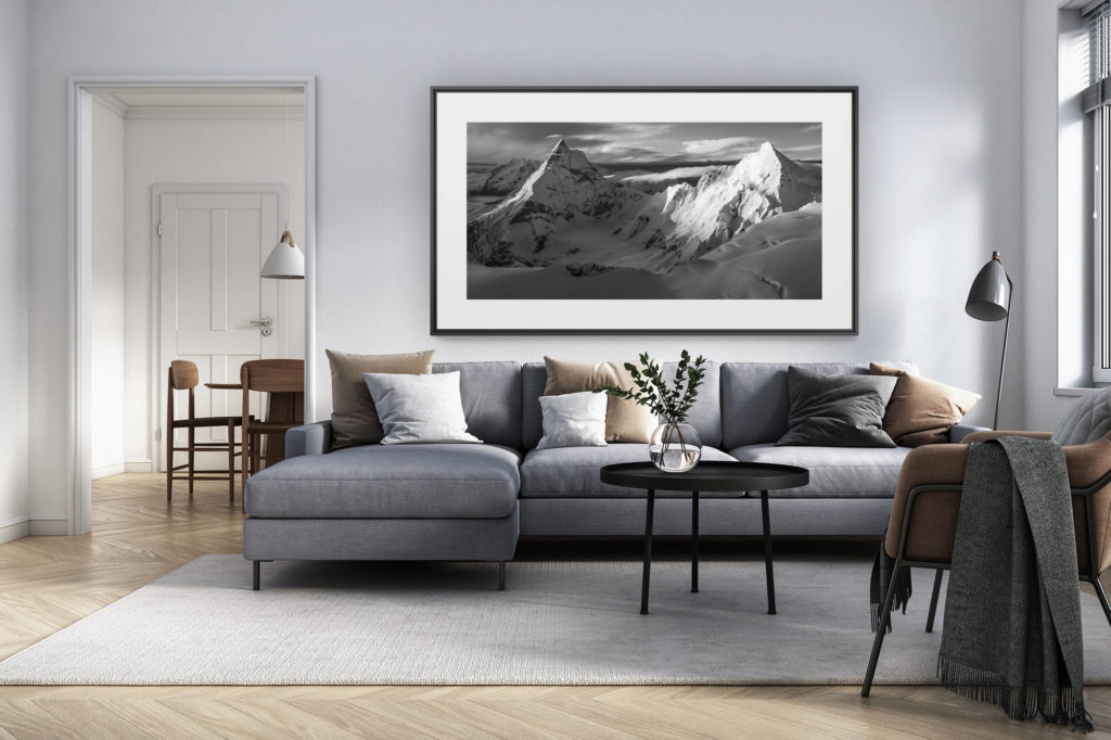 décoration intérieur salon rénové suisse - photo alpes panoramique grand format - photo traversée cervin dent d'hérens zmutt noir et blanc