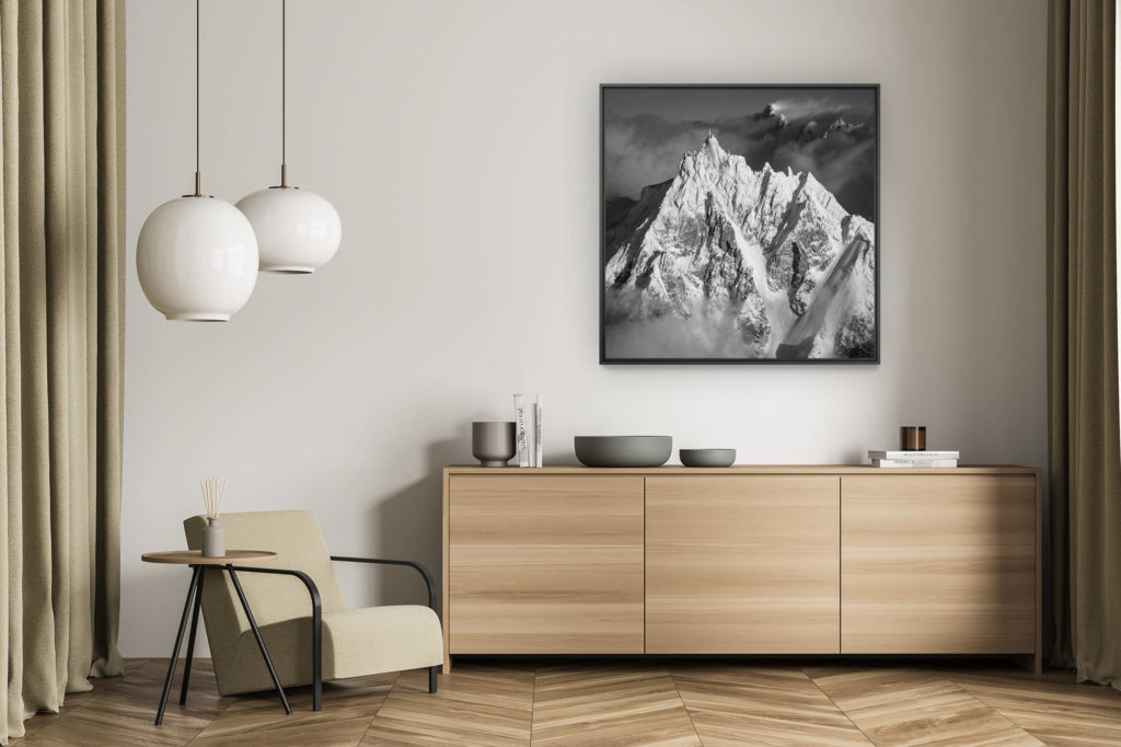 décoration murale salon - tableau photo montagne alpes suisses noir et blanc - Photo de montagne de l'Aiguille du Midi - Chamonix vue aérienne - Montagne noir et banc- Télécabine de l'Aiguille du midi givrée