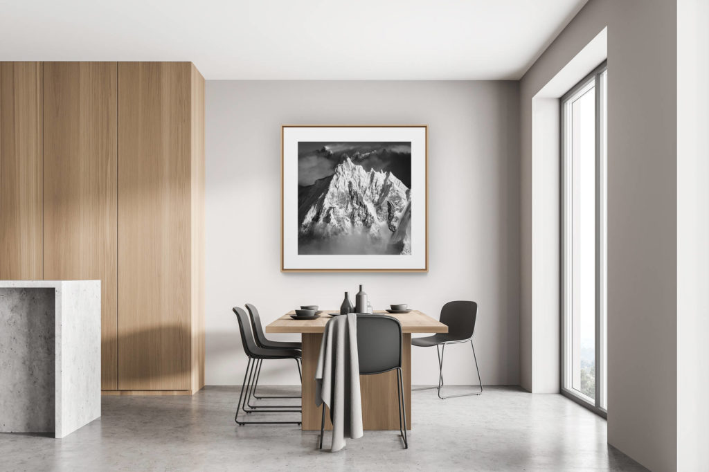 décoration moderne cuisine rénovée chalet suisse - photo de montagne - Image noir et blanc d'un paysage de montagne - Pic de montagne et sommet de montagne rocheuse dans les Alpes - Aiguille du Midi - Grandes Jorasses