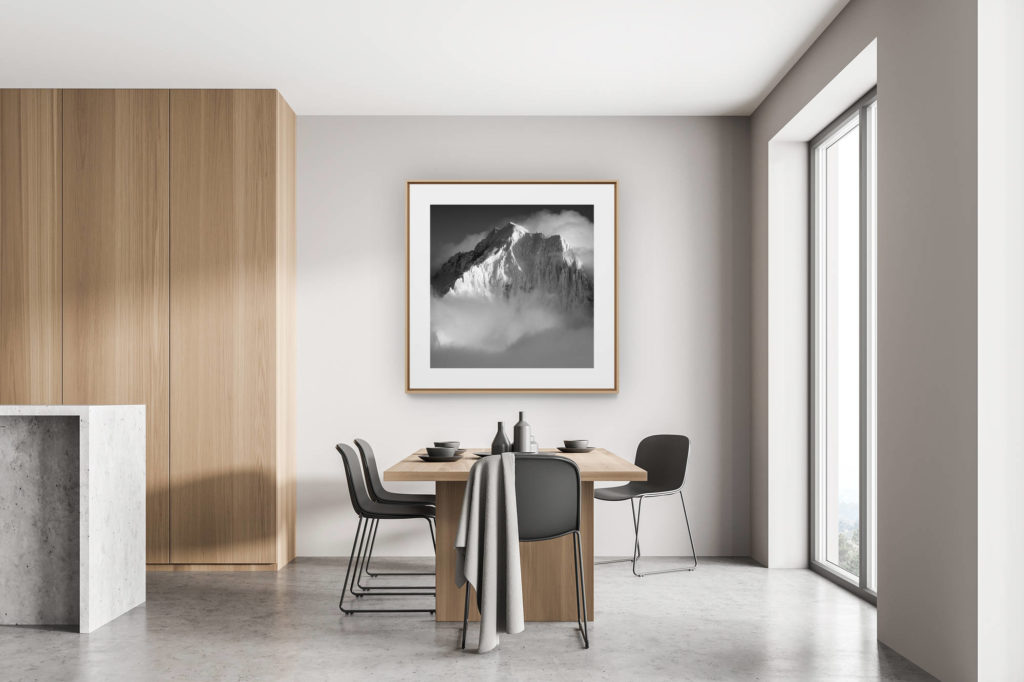 décoration moderne cuisine rénovée chalet suisse - photo de montagne - Photo noir et blanc de l'Aiguille Verte et des sommets des Alpes Chamonix dans les nuages et le brouillard après une tempête ed neige