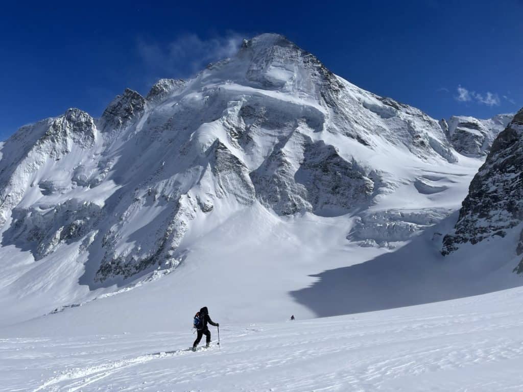Skieur en montagne face au sommet de la Dent d'Hérens