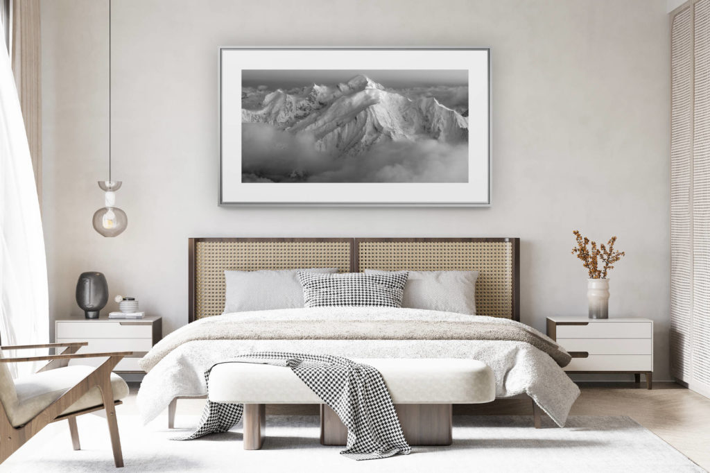 déco chambre chalet suisse rénové - photo panoramique montagne grand format - photo mont blanc noir et blanc - photo encadrée d'une panoramique de montagne en suisse