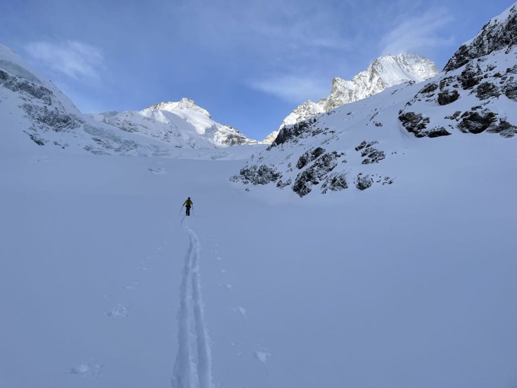 Alpiniste évoluant en ski de randonnée. Devant lui, la pointe Zinal et la Dent Blanche