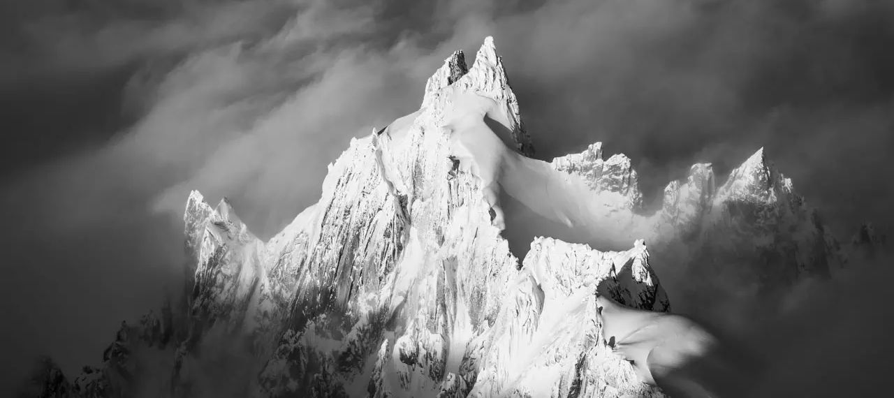 photo montagne noir et blanc avec de la neige. alpes suisses