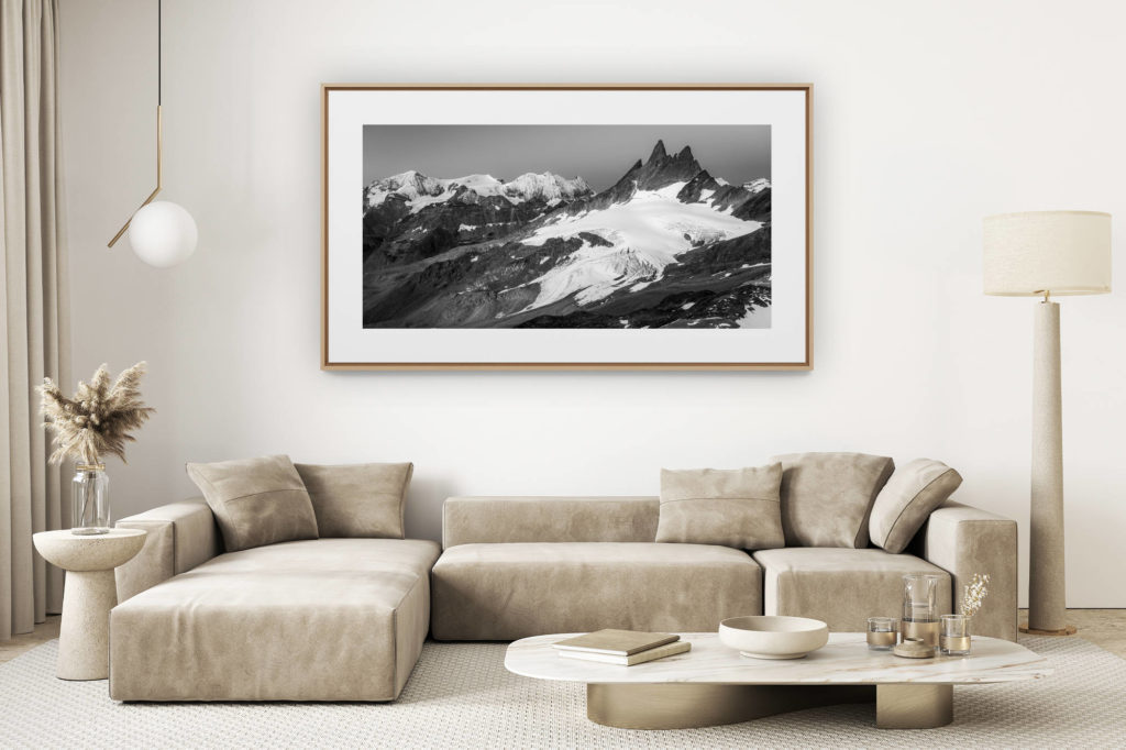 helles renoviertes Wohnzimmer - großformatiges Bergfoto - Panoramablick auf die schneebedeckten Berggipfel vonArolla - Mont Blanc de Cheillon und la Ruinette