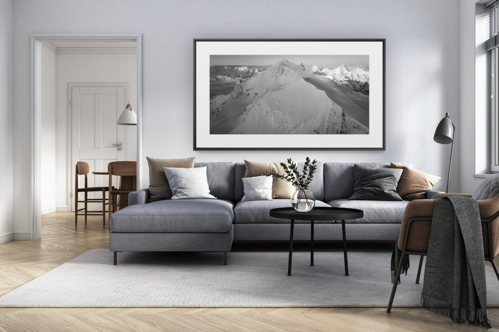 Innendekoration renoviertes Wohnzimmer Schweiz - Alpen Panorama Foto Grossformat - Bergpanorama Bild in schwarz-weiss von den Walliser Alpen - Weisshorn - Bishorn Nordwand - Dent Blanche und Breithorn