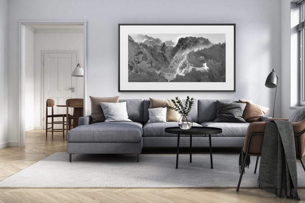 Innendekoration renoviertes Wohnzimmer Schweiz - Panoramafoto Alpen Großformat - Berge schwarz und weiß