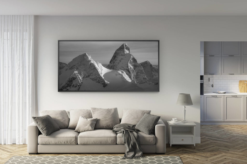 deco salon rénové - trend photo montagne grand format - Panoramablick auf eine Schweizer Berglandschaft in Schwarz-Weiß Hérens - Matterhorn - Strahlhorn unter der Sonne