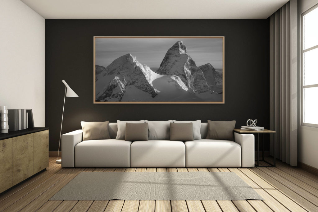 deco salon renoviertes Bergchalet - großformatiges Bergfoto - - Panoramablick auf eine Schweizer Berglandschaft in Schwarzweiß Eringer - Matterhorn - Strahlhorn im Sonnenschein