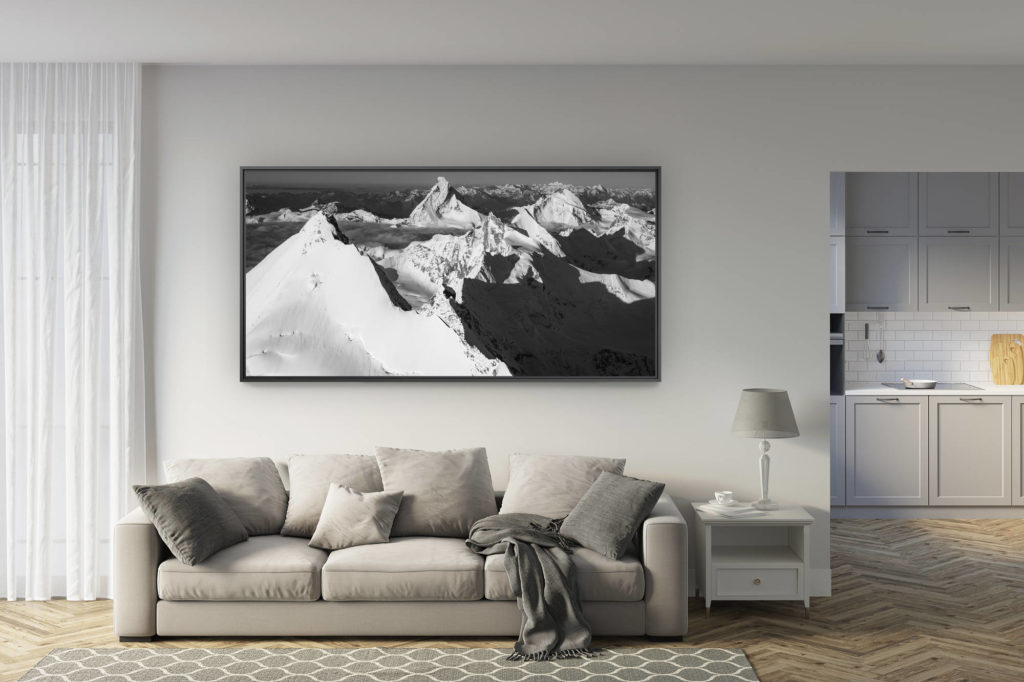 deco Wohnzimmer renoviert - trendiges Bergfoto im Großformat - schwarz-weiße Panorama-Fotoleinwand mit den Berggipfeln der Schweizer Alpen