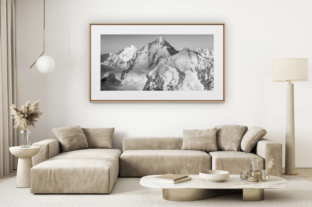 dekoration renoviertes helles Wohnzimmer - großformatiges Bergfoto - Panorama einer Berglandschaft in Schwarz-Weiß aus dem Val d'Anniviers - Dent Blanche und Grand Cornier. - Crans Montana