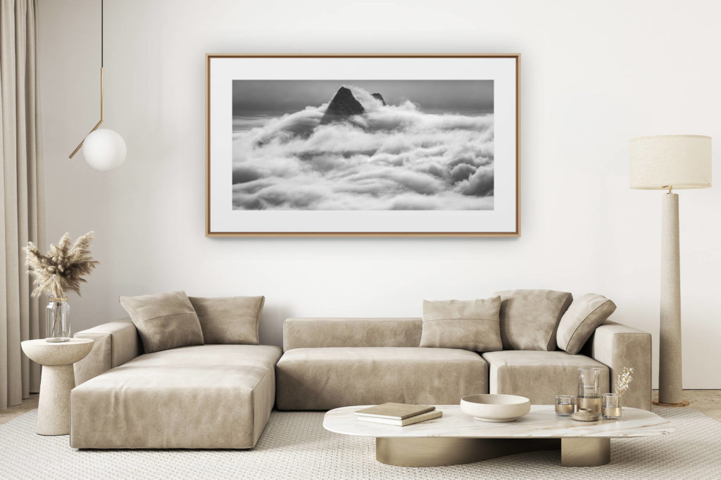 helles Wohnzimmer renoviert - großformatiges Bergfoto - Schreckhorn - Lauteraarhorn - Schwarz-weißes Wolkenmeer und Bergbild im Nebel - Berggipfel von Grindelwald