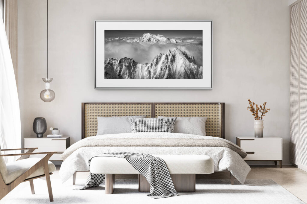 déco chambre chalet suisse rénové - photo panoramique montagne grand format - Aiguille Verte et Mont Blanc - Chamonix panoramic mont blanc - Voie normal en noir et blanc